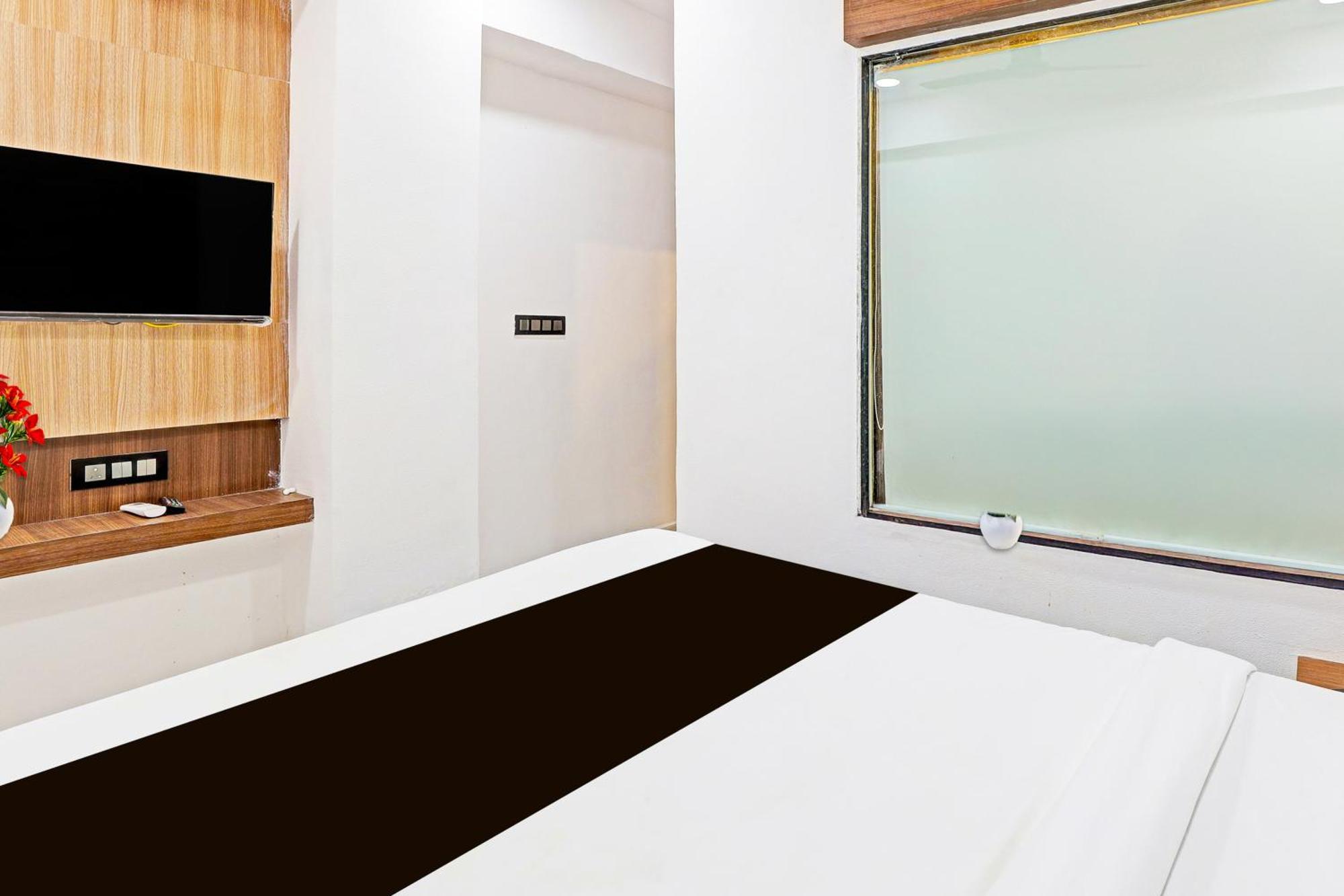 Super Hotel O Althan Formerly Hotel Niraant สุรัต ภายนอก รูปภาพ