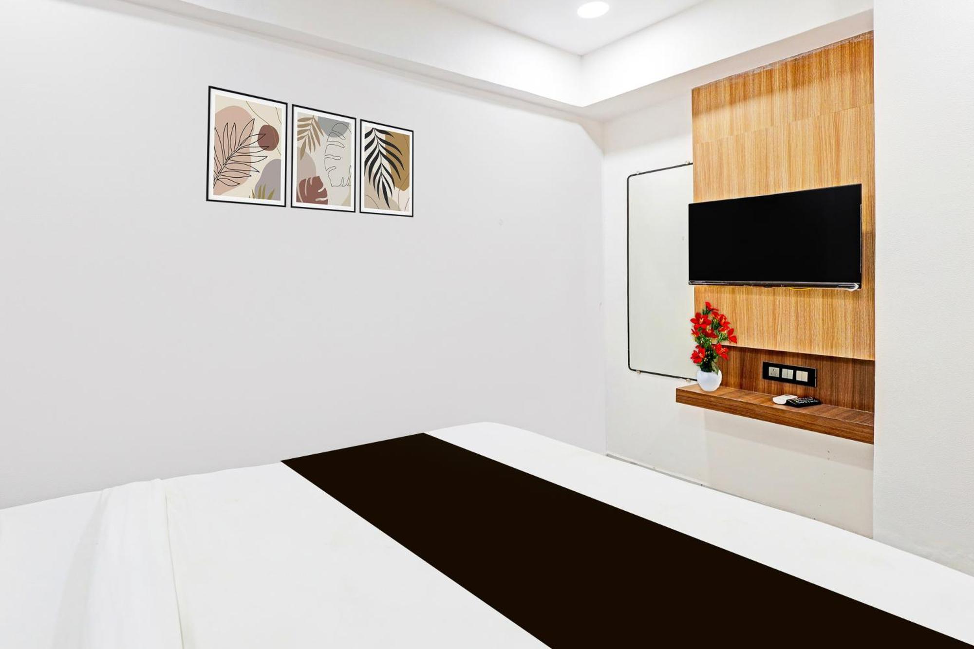 Super Hotel O Althan Formerly Hotel Niraant สุรัต ภายนอก รูปภาพ