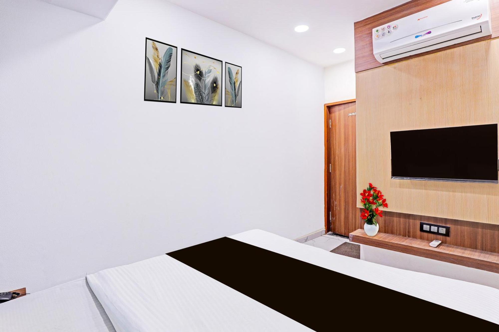 Super Hotel O Althan Formerly Hotel Niraant สุรัต ภายนอก รูปภาพ