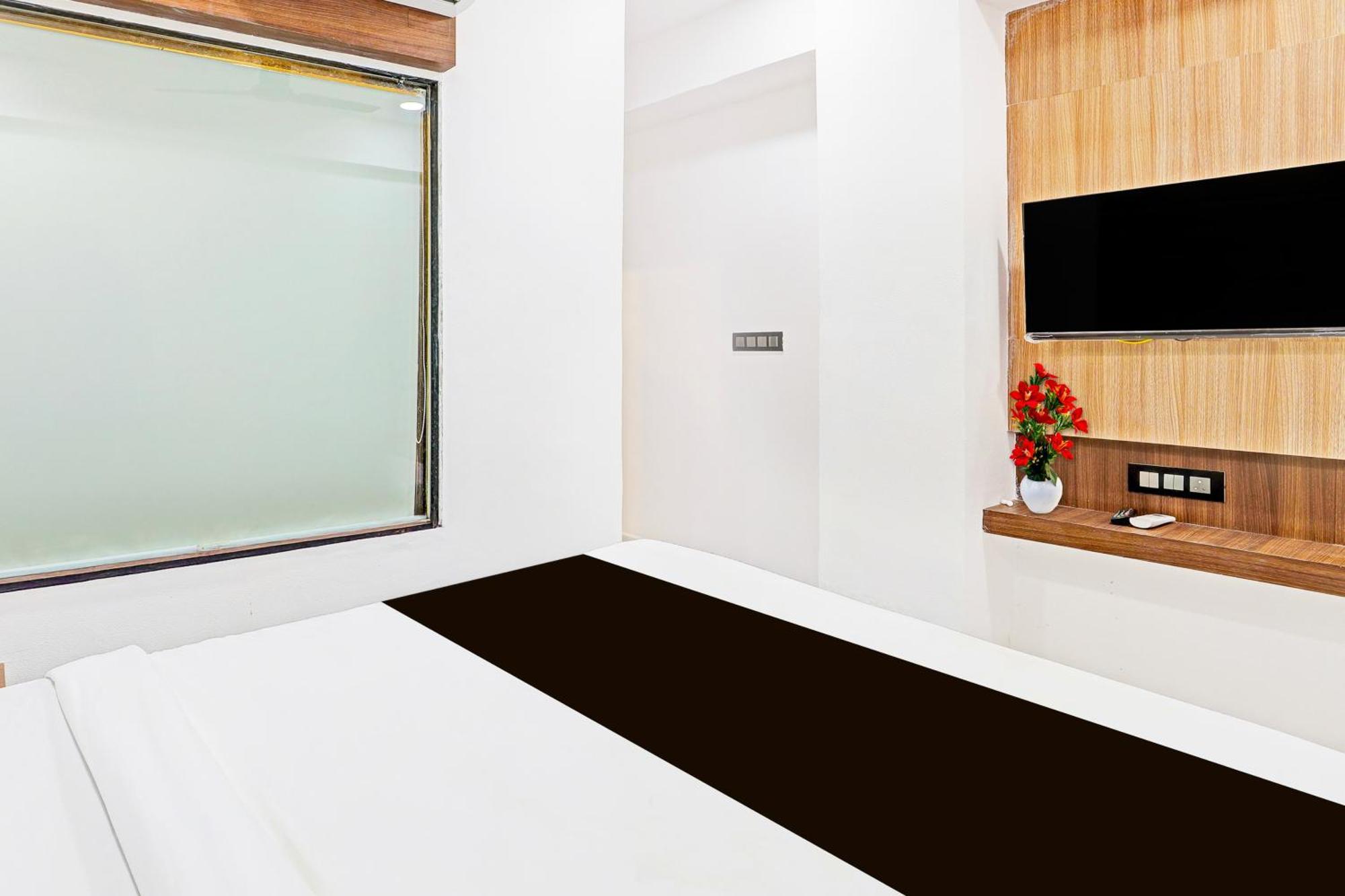 Super Hotel O Althan Formerly Hotel Niraant สุรัต ภายนอก รูปภาพ
